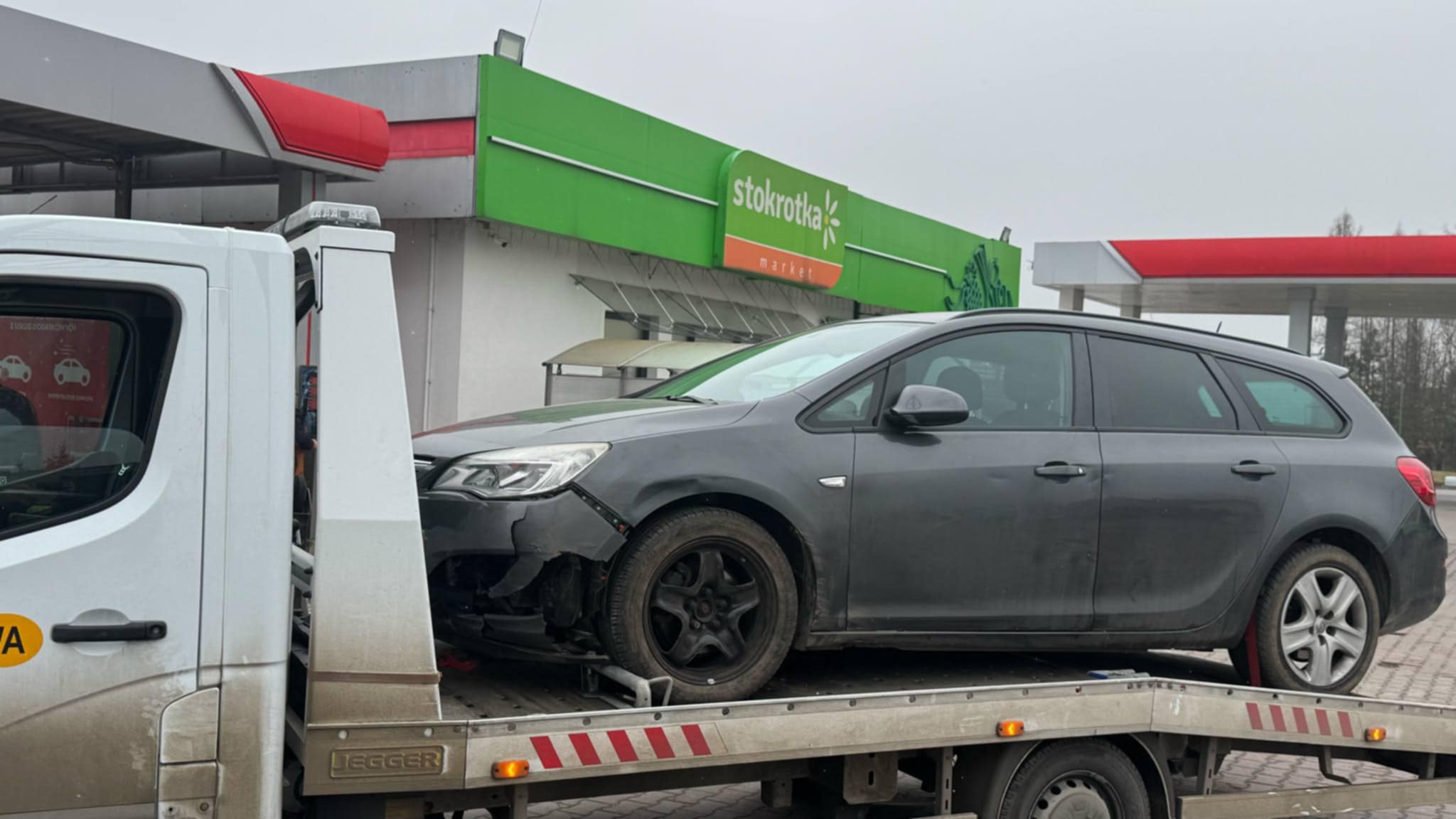 Samochód ugrzązł w śniegu lub błocie – jak go wydostać?