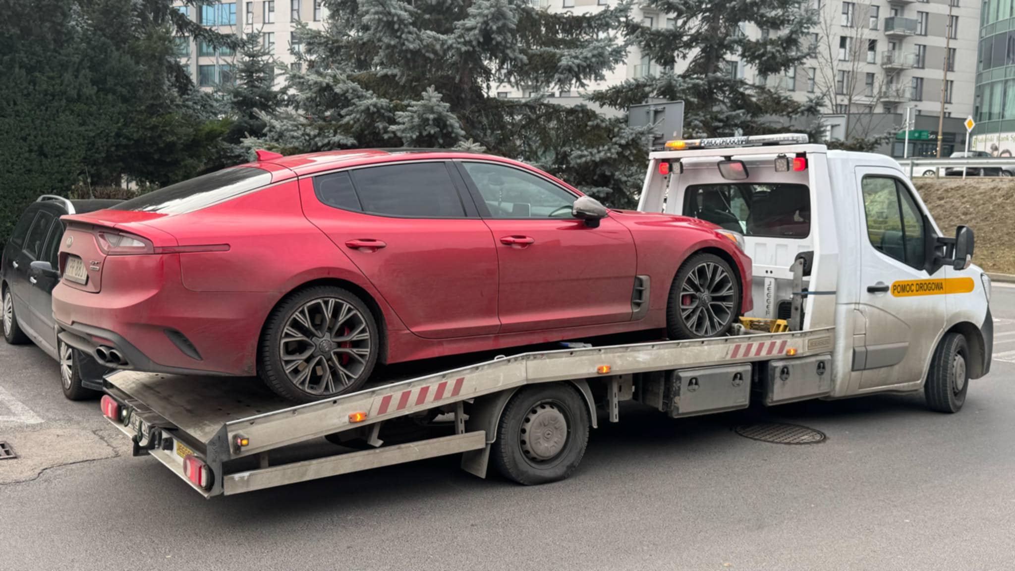 Rozładowany akumulator – jak uruchomić auto i kiedy wezwać lawetę