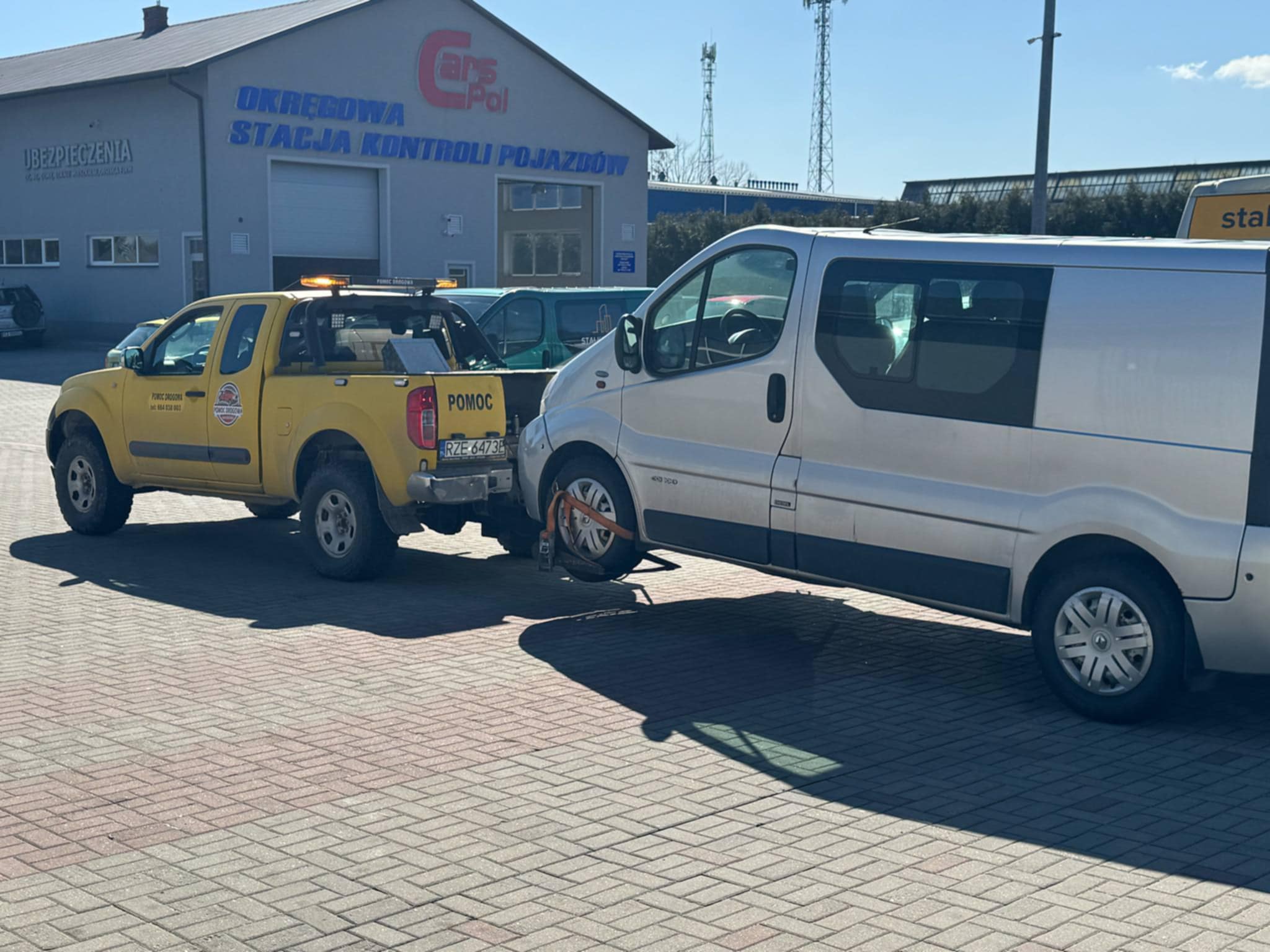 Przebita opona – zapas, dojazdówka czy laweta?